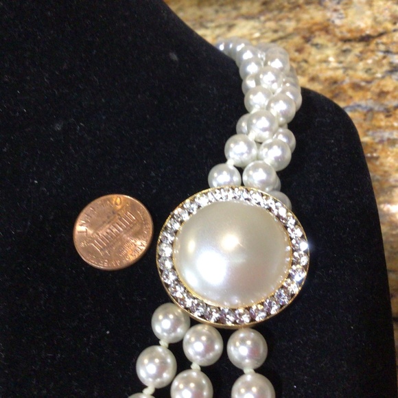 Beautiful three tier pearl necklace with a larger Pearl, surrounded by rhineston - Picture 4 of 5